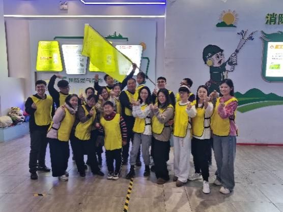 小孩们站在一起合影的一群人低可信度描述已自动生成