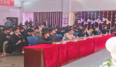 图片包含 室内, 人, 桌子, 房间 AI 生成的内容可能不正确。