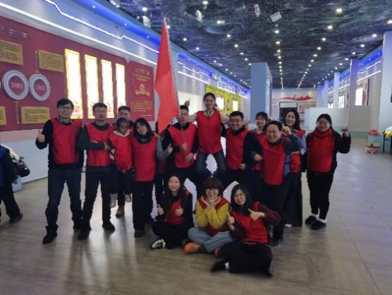 一群人站在地铁上描述已自动生成